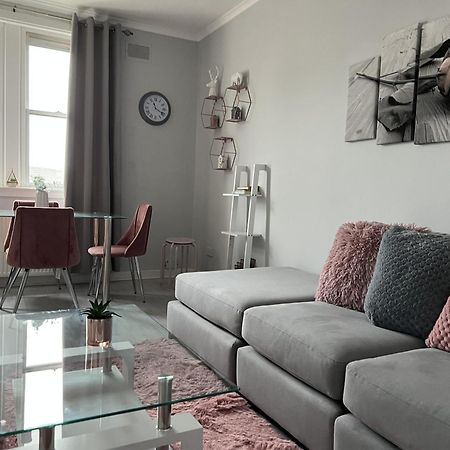 Captivating 2-Bed Apartment In Kirkcaldy Exteriör bild
