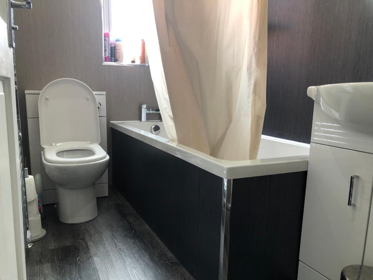 Captivating 2-Bed Apartment In Kirkcaldy Exteriör bild